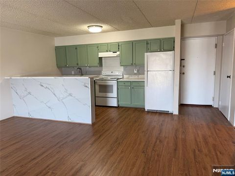 Photo of 281 Park St #3B, Hackensack, NJ 07601 (MLS # 26010222)