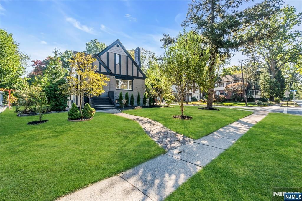 Photo of 721 River Road, Teaneck, NJ 07666 (MLS # 25035467)