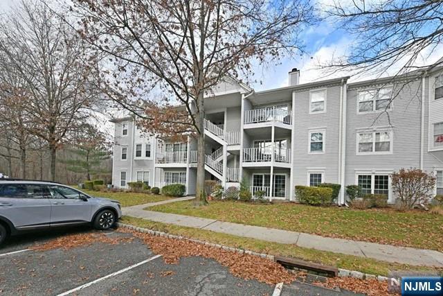 168 Linden St, Mahwah, New Jersey - 2 Bedrooms  
2 Bathrooms  
5 Rooms - 