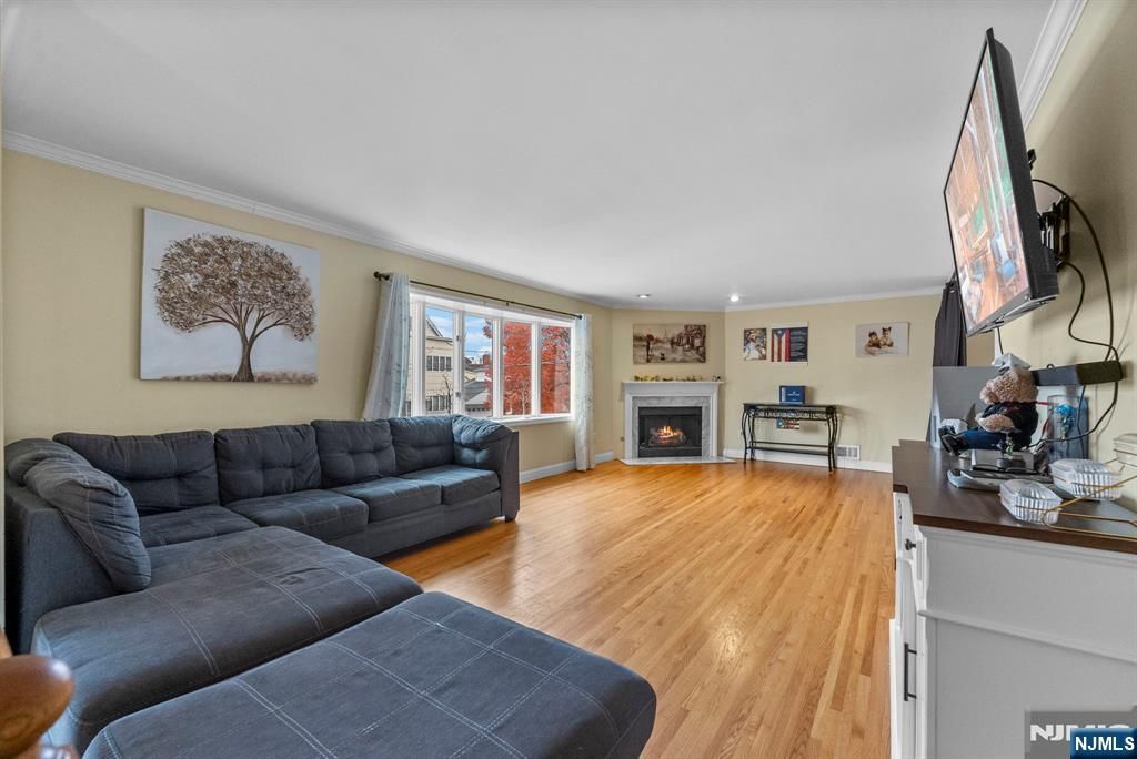 Photo of 32 Hayward Place, Wallington, NJ 07057 (MLS # 26000133)