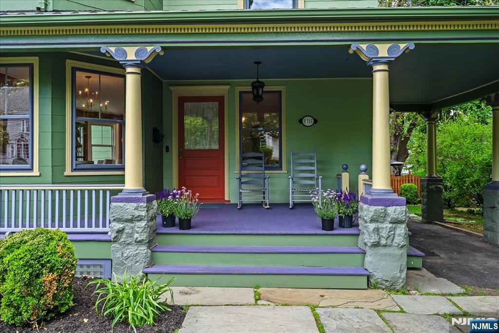 118 Fullerton Avenue