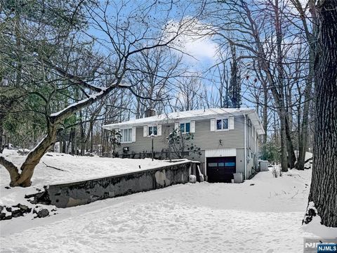 40 Pawnee Avenue Oakland NJ 07436