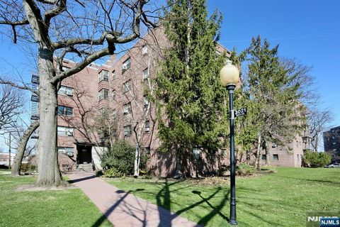 Photo of 3021 Edwin Ave #5H, Fort Lee, NJ 07024 (MLS # 26013545)