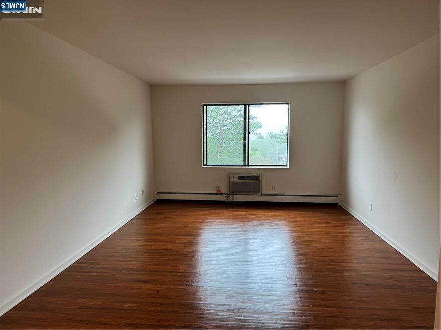 LARGE, 2ND FLOOR, ONE BEDROOM APARTMENT SET IN A QUIET HILLTOP AREA OF MAHWAH. THIS APARTMENT BOASTS A SPACIOUS LIVING ROOM, MODERN KITCHEN WITH NEWER APPLIANCES, AND DINING ROOM WITH SLIDING GLASS DOORS THAT LET IN FRESH AIR AND NATURAL LIGHT. ENJOY YOUR MORNING COFFEE ON THE COZY BALCONY. PARKING AND OUTDOOR POOL INCLUDED. LAUNDRY ON-SITE. LINDVALE GARDENS IS LOCATED JUST A FEW BLOCKS FROM RESTAURANTS, SHOPPING, AND EVERYTHING RT. 17 HAS TO OFFER. PETS WILL BE CONSIDERED.