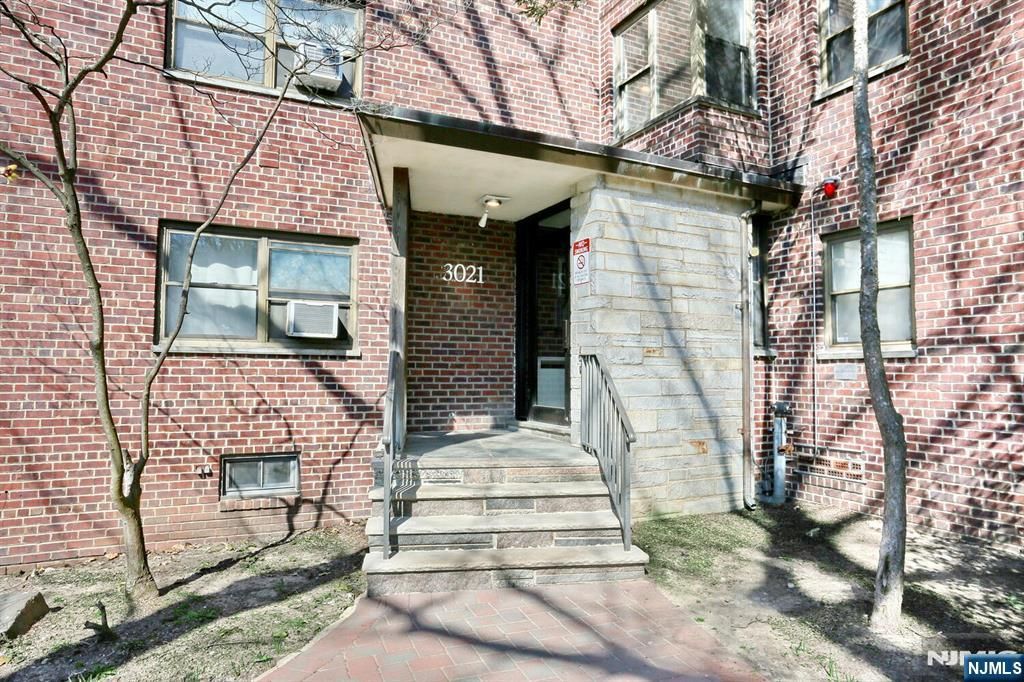 Photo of 3021 Edwin Avenue #5F, Fort Lee, NJ 07024 (MLS # 25030477)