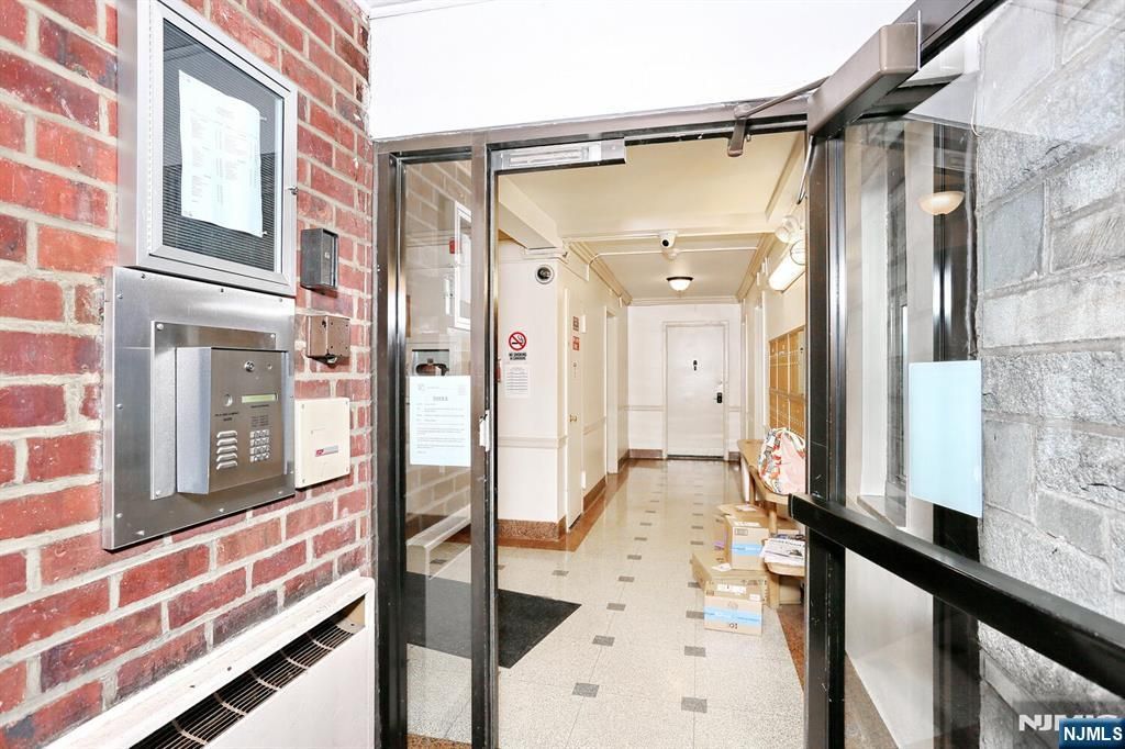 Photo of 3021 Edwin Avenue #5F, Fort Lee, NJ 07024 (MLS # 25030477)