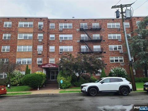 Photo of 2200 Center Avenue #E6, Fort Lee, NJ 07024 (MLS # 26033986)