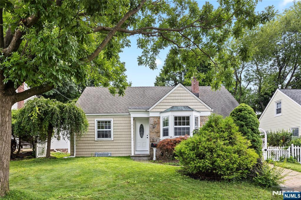 94 Lakeview St, River Edge, New Jersey - 3 Bedrooms  
2 Bathrooms  
8 Rooms - 
