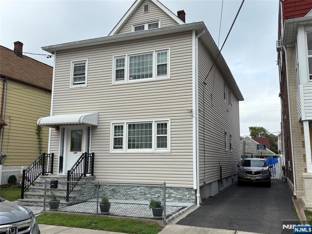 107 Division Ave 2nd Fl, Garfield, New Jersey - 3 Bedrooms  
1 Bathrooms  
6 Rooms - 