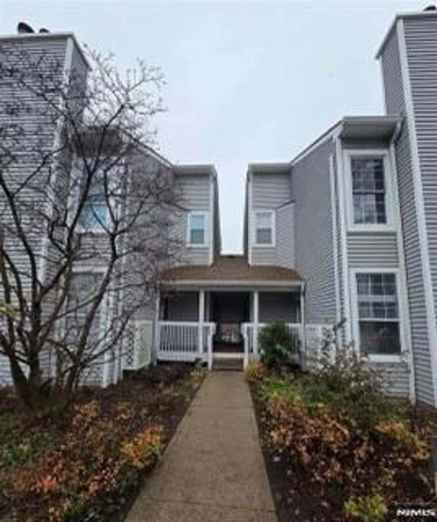 Highly desirable 1 bed and 1 bath located at cross creek point. Enjoy the perfectly manicured landscaping, tennis courts, and pool/bbq during the summer months. Close to all transportation around the area, houses of worship, and parks. Unit is updated, and has a fireplace/laundry in unit. Move in and enjoy everything this unit and community has to offer.