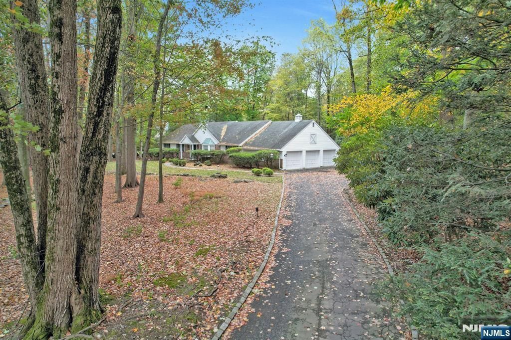 Photo of 5 Elden Drive, Saddle River, NJ 07458 (MLS # 25032408)