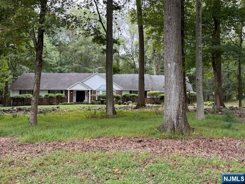 Photo of 5 Elden Drive, Saddle River, NJ 07458 (MLS # 25032408)