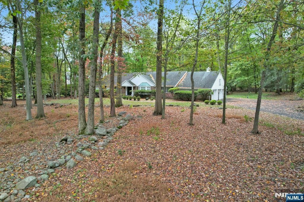 Photo of 5 Elden Drive, Saddle River, NJ 07458 (MLS # 25032408)