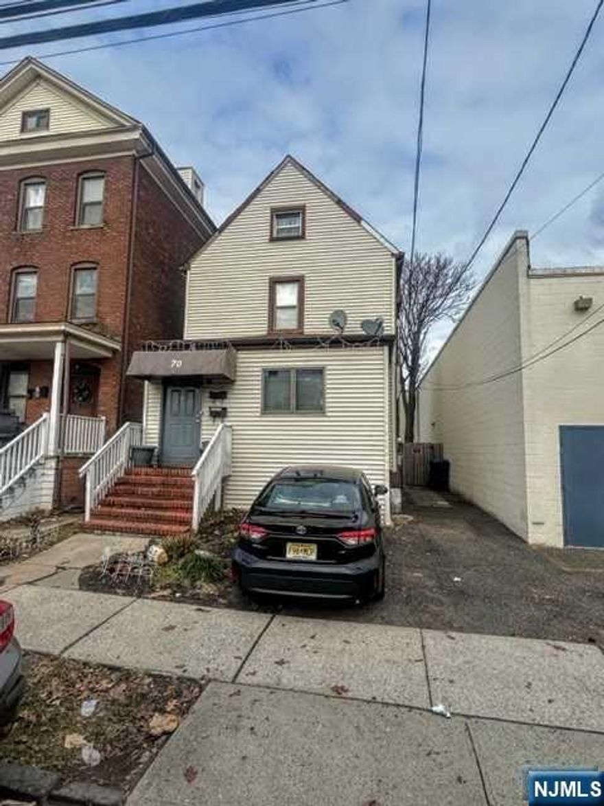 EXCELLENT 2 FAMILY INVESTMENT PROPERTY. LOCATED ON NICE STREET IN HACKENSACK, CLOPSE PROXIMITY TO BUSINESS DISTRICT AND TRANSPORTATION. BOTH UNITS HAVE 2 BEDROOMS, 1 BATHROOM, EAT IN KITCHEN AND SPACIOUS LIVING ROOM.