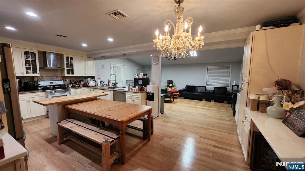 123 East View Ave, Leonia, New Jersey - 4 Bedrooms  
4 Bathrooms  
8 Rooms - 