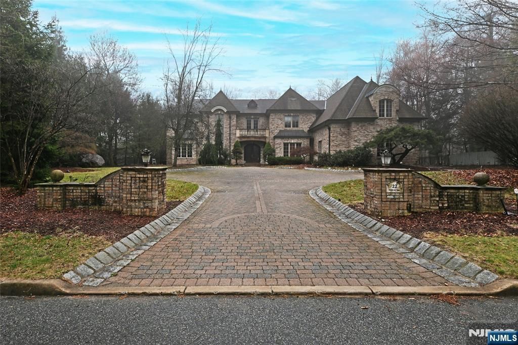 Photo of 22 Pembroke Trail, Upper Saddle River, NJ 07458 (MLS # 25013140)
