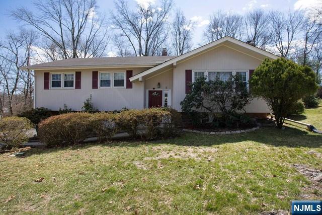 8 Echo Hill, Montvale, New Jersey - 3 Bedrooms  
2.5 Bathrooms  
8 Rooms - 