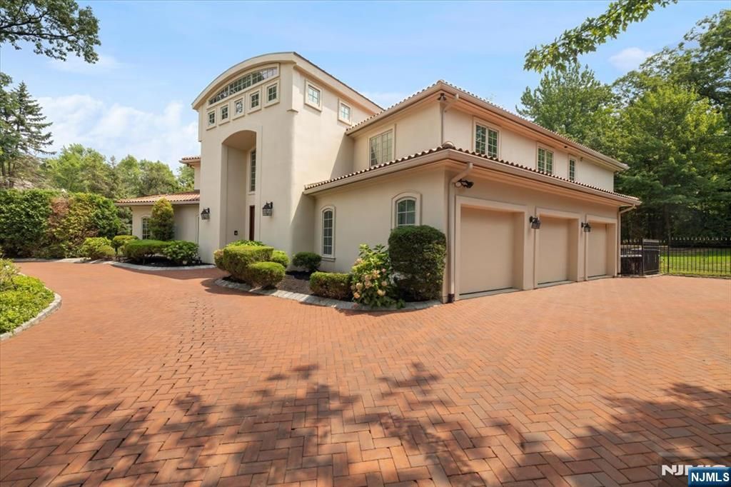 Photo of 46 Jean Drive, Englewood Cliffs, NJ 07632 (MLS # 25029736)