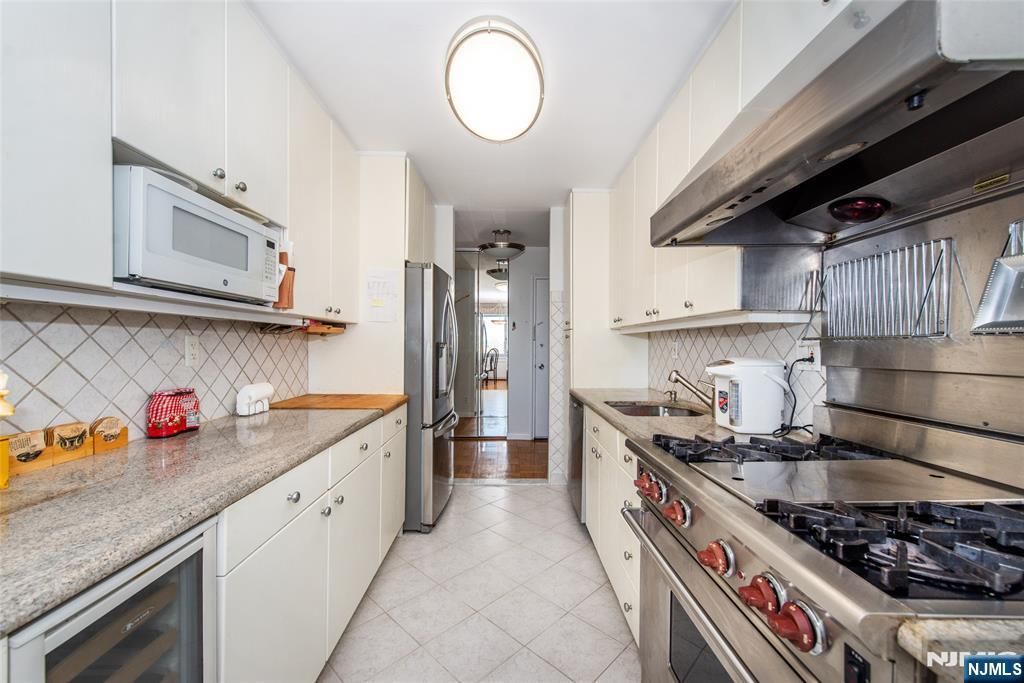 Photo of 2100 Linwood Avenue #20W, Fort Lee, NJ 07024 (MLS # 25034758)