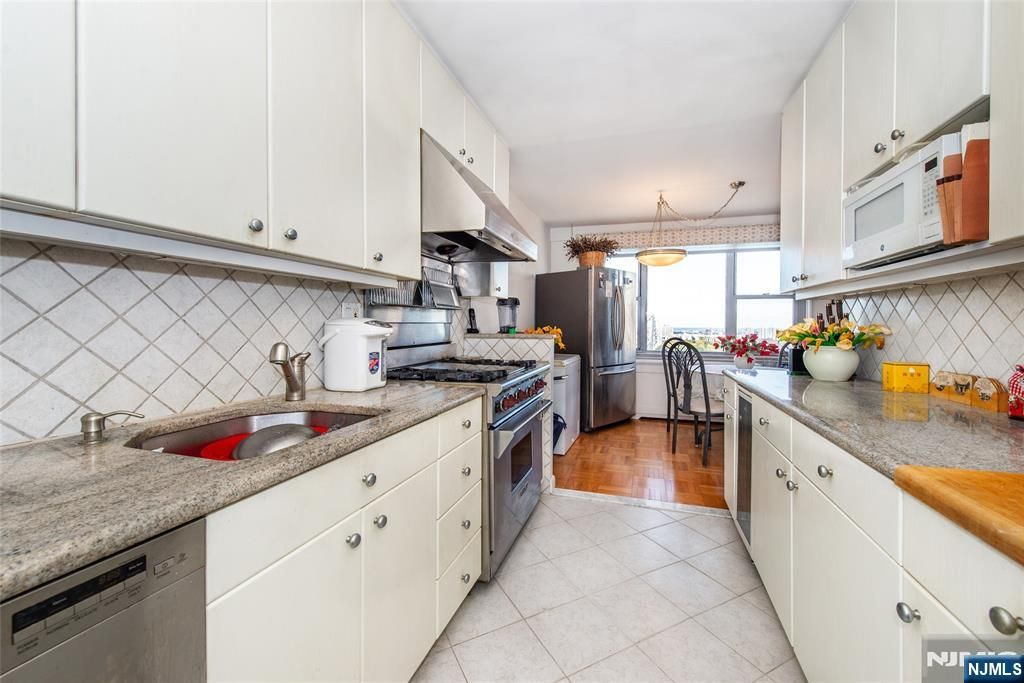 Photo of 2100 Linwood Avenue #20W, Fort Lee, NJ 07024 (MLS # 25034758)