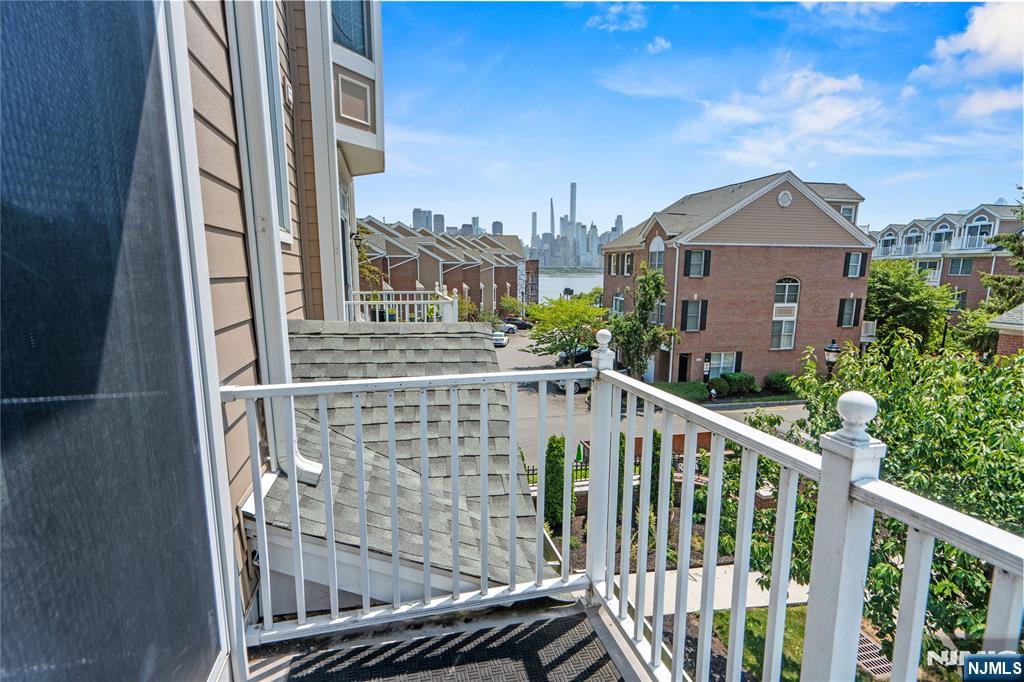 293 Roslyn Court