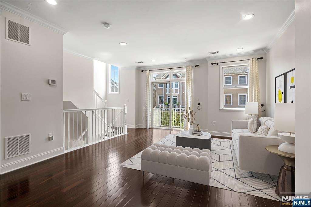 293 Roslyn Court