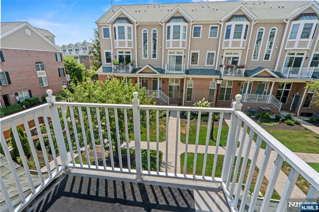 293 Roslyn Court