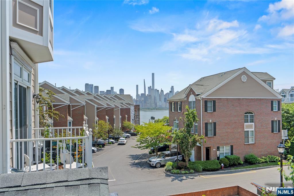 293 Roslyn Court