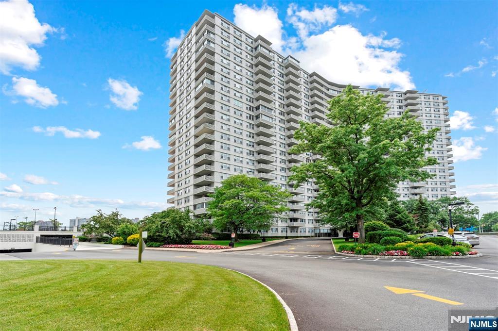 2000 Linwood Avenue 3P, Fort Lee, New Jersey - 1 Bedrooms  
1 Bathrooms - 
