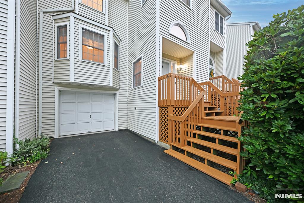 6 Erin Way 404