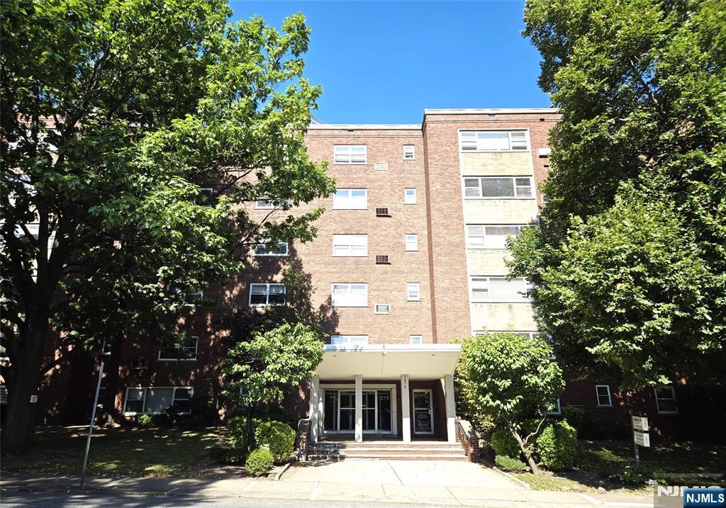 1575 Center Avenue 4B