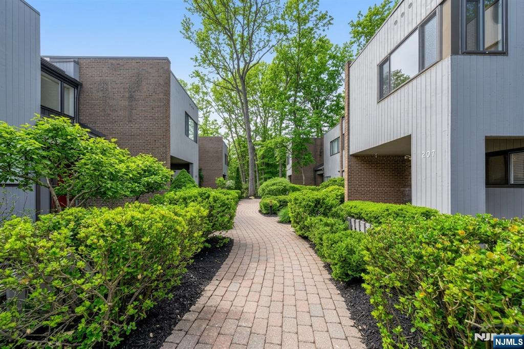 207 Pond Terrace 4D