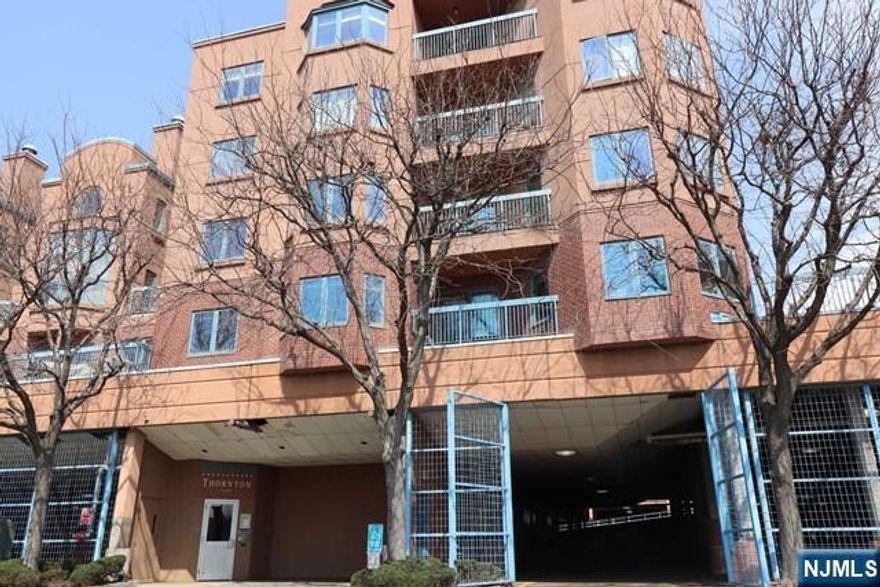 GATED COMMUNITY - SUNNY & BRIGHT NEWLY PAINTED STUDIO WITH WALK-IN CLOSET. NEW HARDWOOD FLOOR & NEW WINDOWS. BEAUTIFUL OPEN FLOOR PLAN WITH WASHER/DRYER IN UNIT. CERAMIC TILED ENTRY, TILE FLOOR WHITE KITCHEN WITH BREAKFAST NOOK. PARTIAL SOUTHEAST VIEW OF NYC.INDEPENDENCE HARBOR IS A PREMIER RIVERFRONT COMMUNITY FEATURING 24-HOUR GATEHOUSE, SWIMMING POOL, TENNIS COURTS, CLUBHOUSE WITH GYM & PARTY ROOM. FERRY & NYC BUS STOP AT COMPLEX ENTRANCE. PET-FRIENDLY COMMUNITY. ONE INDOOR PARKING(534) INCLUDED. A MUST SEE!