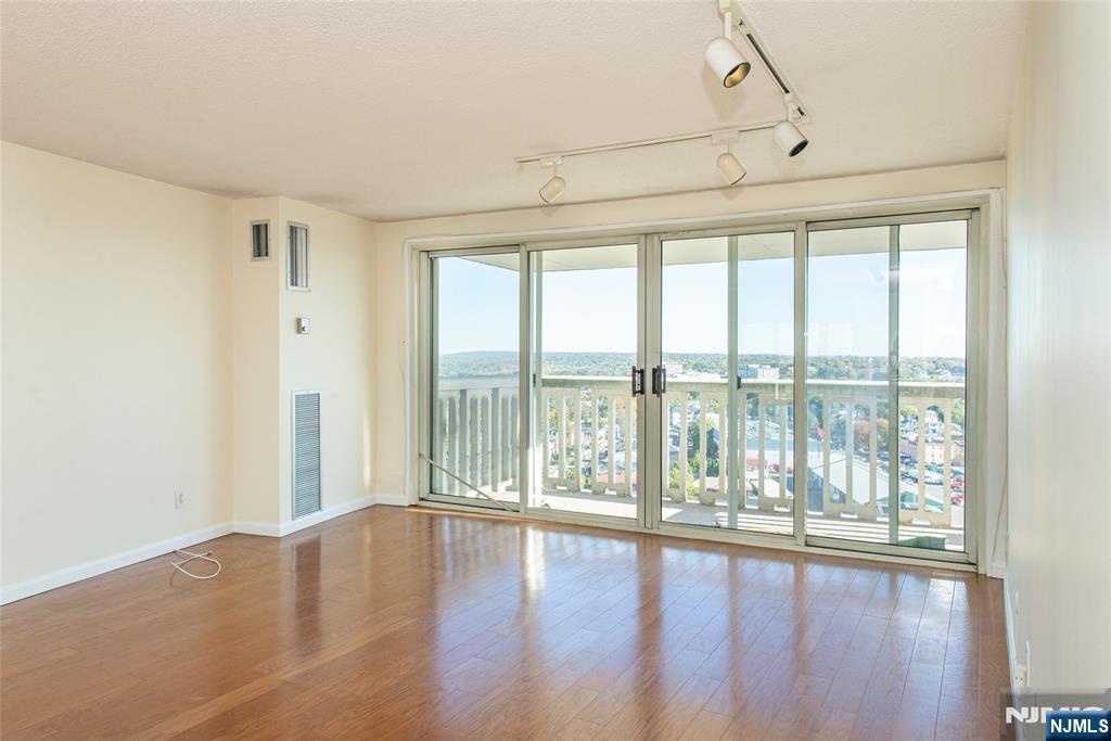 555 North Avenue 21U