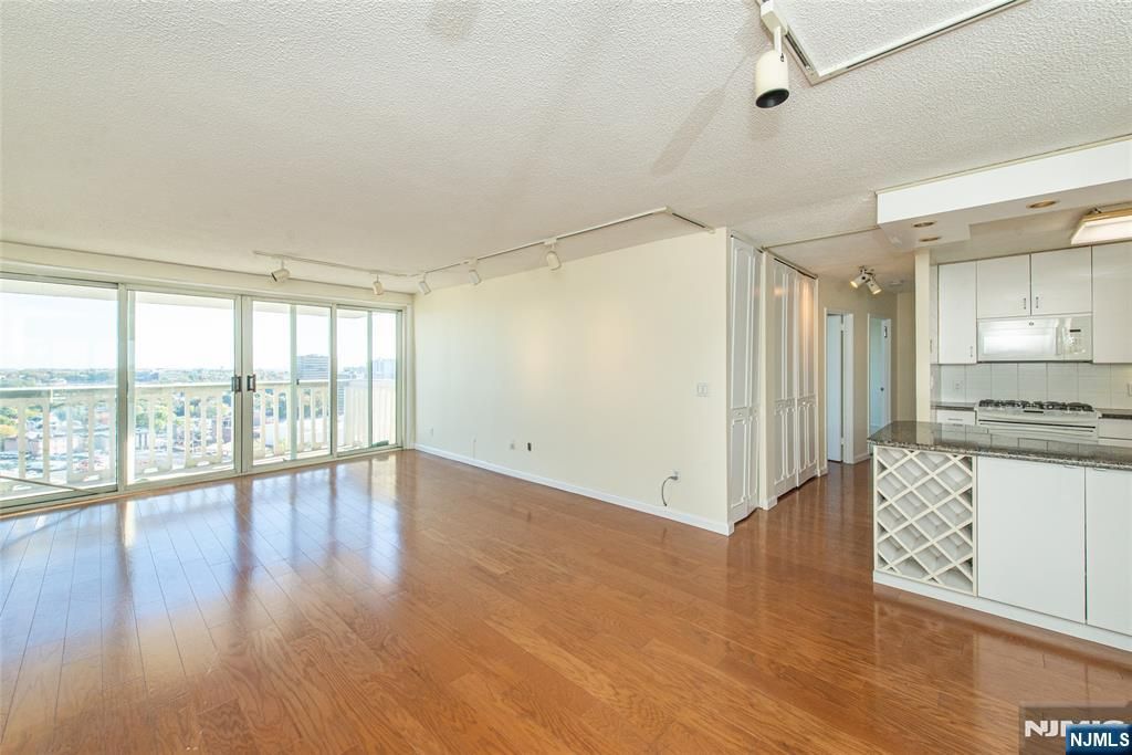 Photo of 555 North Avenue #21U, Fort Lee, NJ 07024 (MLS # 25037867)