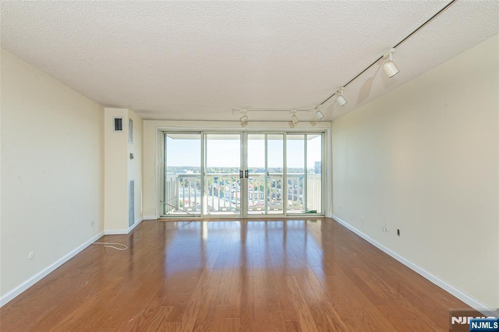 555 North Avenue 21U