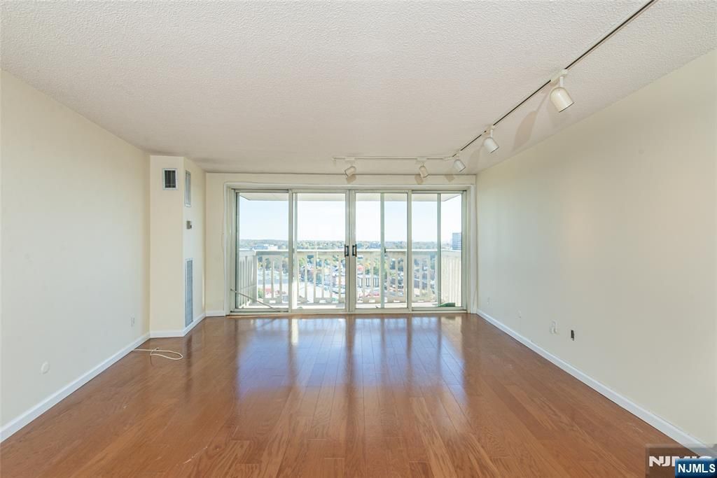 Photo of 555 North Avenue #21U, Fort Lee, NJ 07024 (MLS # 25037867)