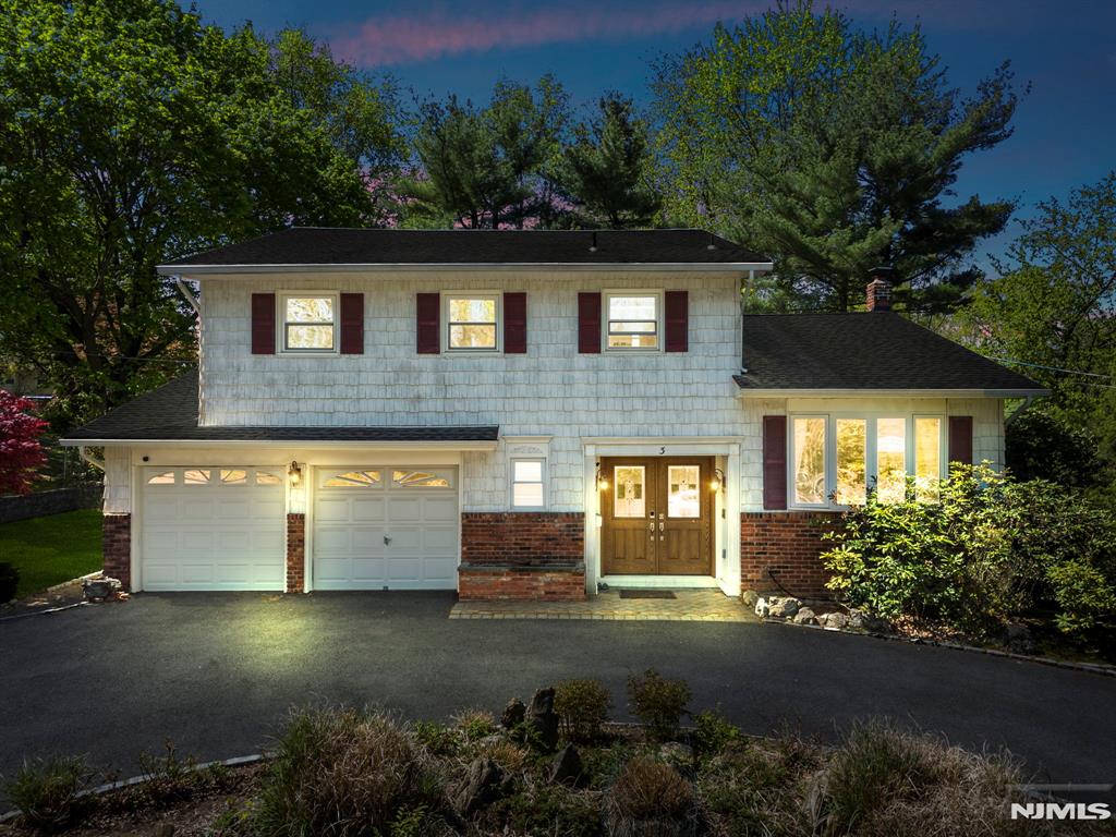 Property for Sale at 3 Rutgers Court, Roseland, New Jersey - Bedrooms: 4 
Bathrooms: 3 
Rooms: 9  - $898,888
