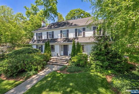 Photo of 151 Valley View Avenue, Ridgewood Village, NJ 07450 (MLS # 26017716)