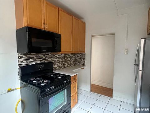 Photo of 10 HILLIARD Ave #5, Edgewater, NJ 07020 (MLS # 26011202)