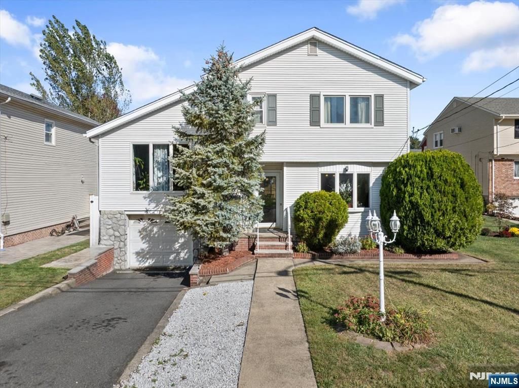 Photo of 33 Coyne Court, Bergenfield, NJ 07621 (MLS # 25032186)