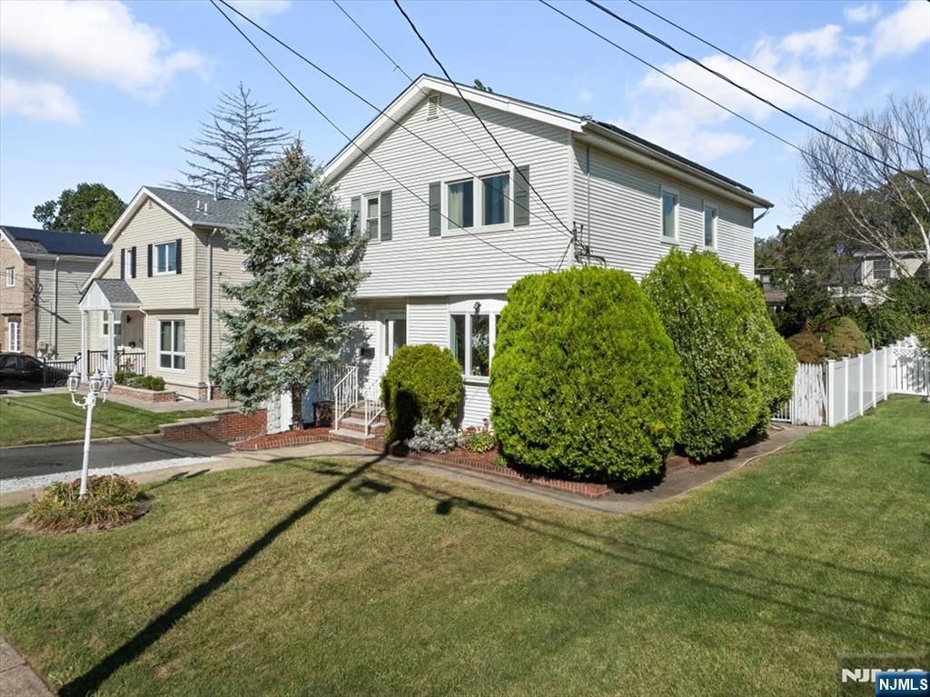 Photo of 33 Coyne Court, Bergenfield, NJ 07621 (MLS # 25032186)