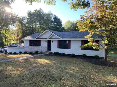 Photo of 5 Little Brook RD, Old Tappan, NJ 07675 (MLS # 26021131)