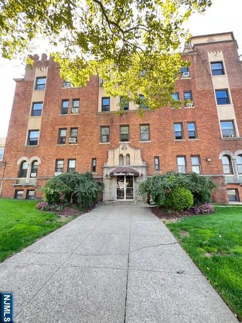 Photo of 303 Hamilton Place #D4, Hackensack, NJ 07601 (MLS # 25034069)