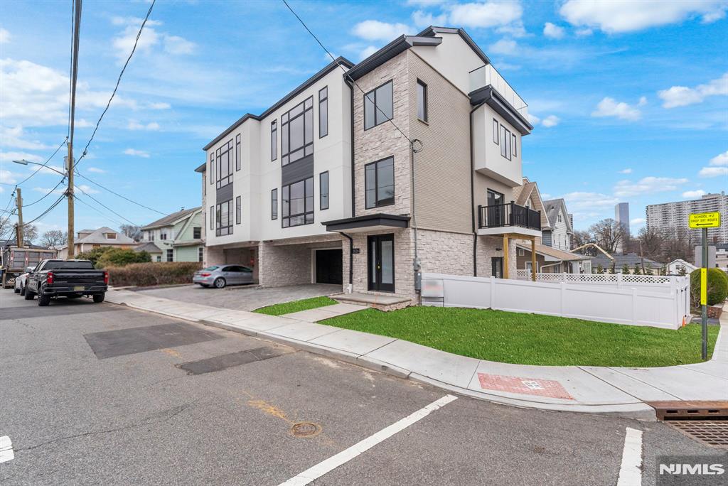 2026 Marguerite Street Right