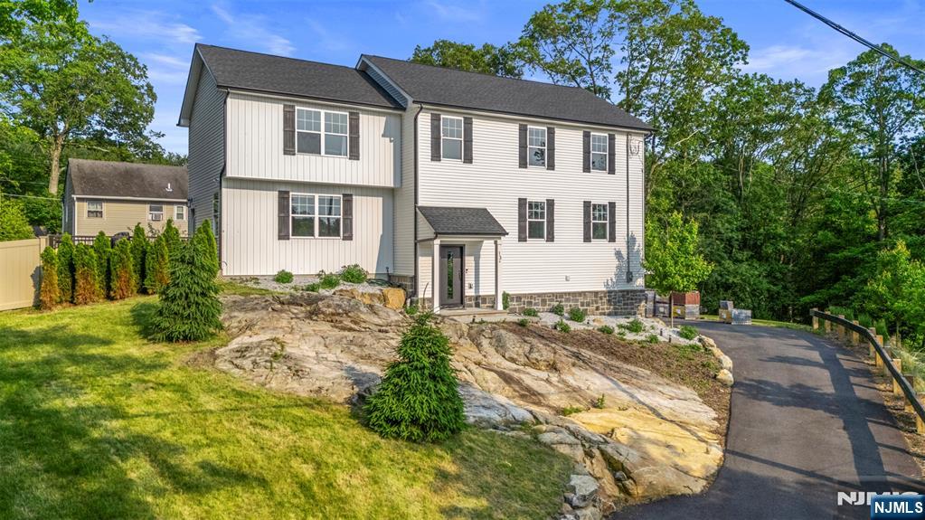 13 Williams Trail, Hopatcong, New Jersey - 5 Bedrooms  
3 Bathrooms  
8 Rooms - 