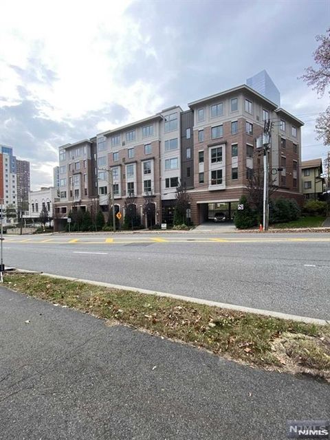 Photo of 2001 Hudson Ter #305, Fort Lee, NJ 07024 (MLS # 25042998)