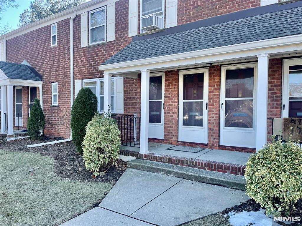 136 Maybrook, Maywood, New Jersey - 1 Bedrooms  
1 Bathrooms  
4 Rooms - 