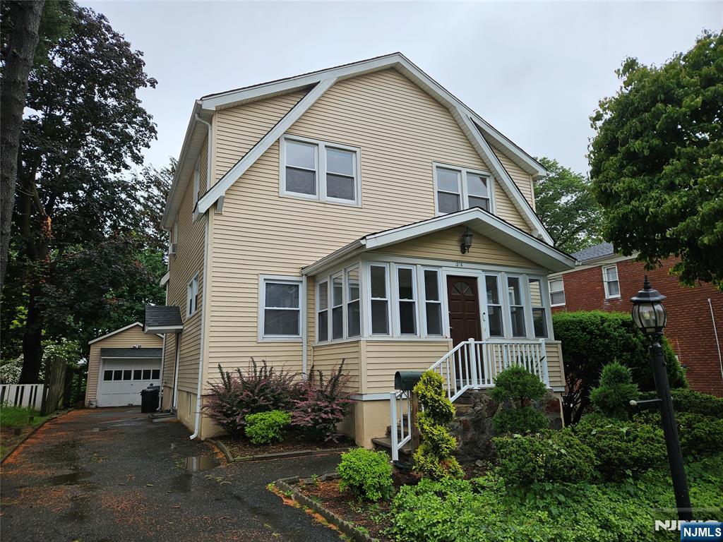 Property for Sale at 316 Harold Avenue, Leonia, New Jersey - Bedrooms: 5 
Bathrooms: 2 
Rooms: 11  - $949,007