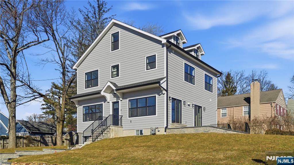 Photo of 4 Hilltop Way, Essex Fells, NJ 07021 (MLS # 26002109)